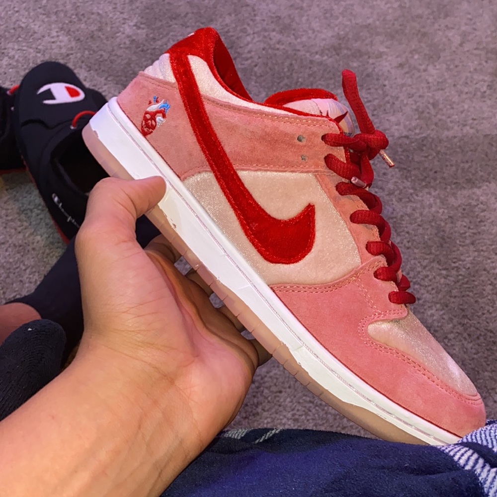 Dunk low strange love